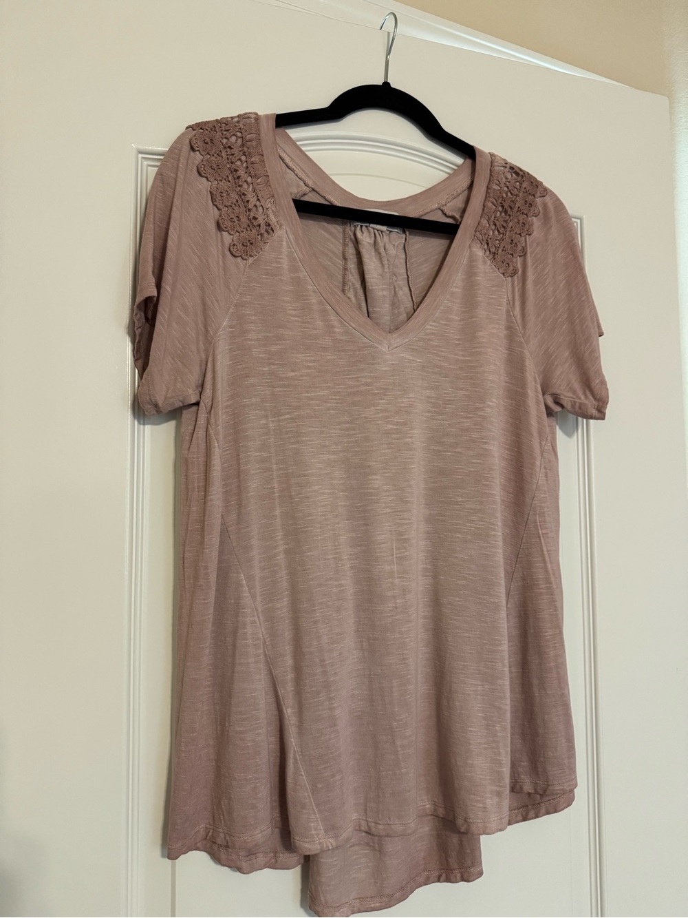 Knox Rose Lace-Shoulder V-Neck Top in Dusty Mauve
